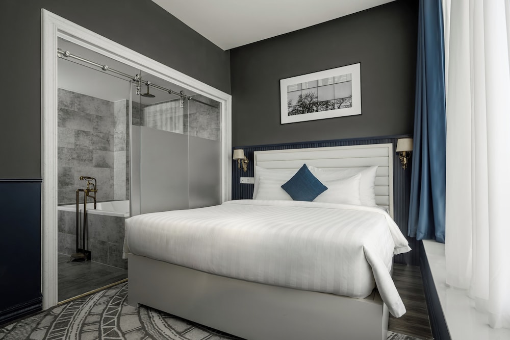 GRAND, DOUBLE BED, CITY VIEW