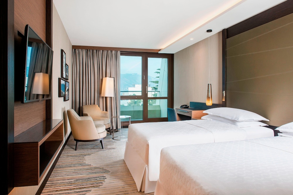 غرفة ديلوكس بسريرين منفصلين بشرفة، Sheraton Grand Tbilisi Metechi Palace 2/10