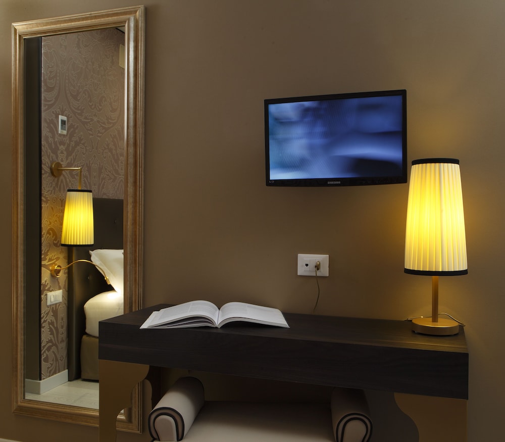 Arcadia Hotel 32/38
