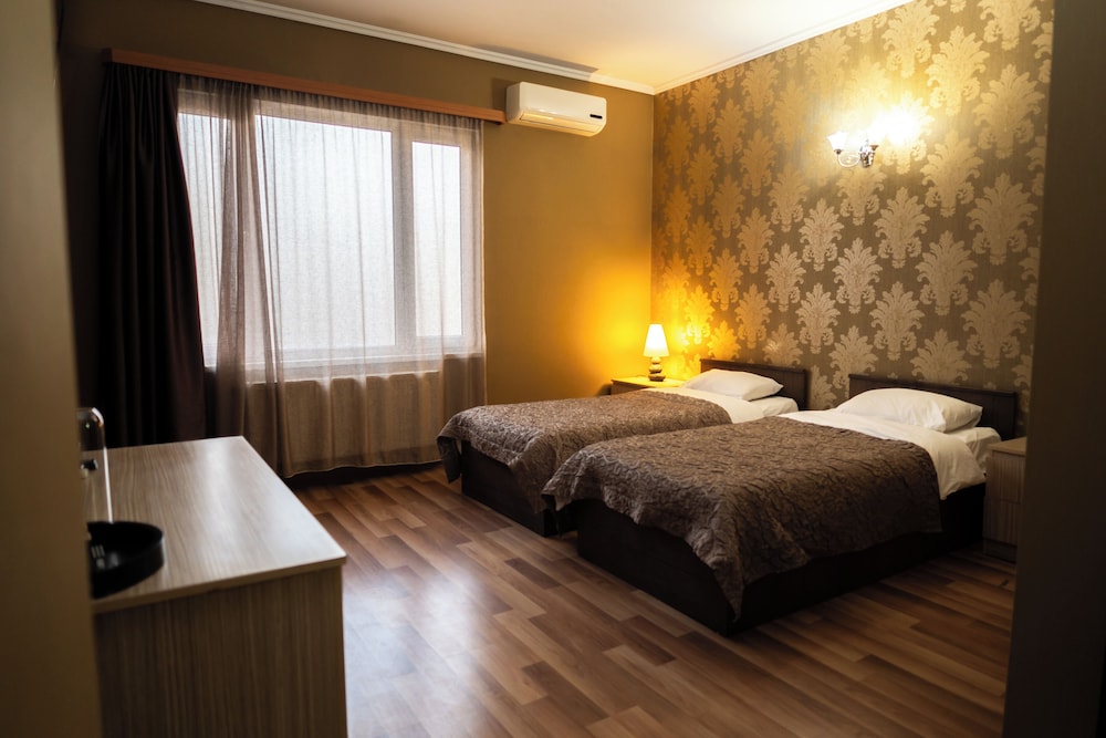ROOM, DOUBLE OR TWIN BED