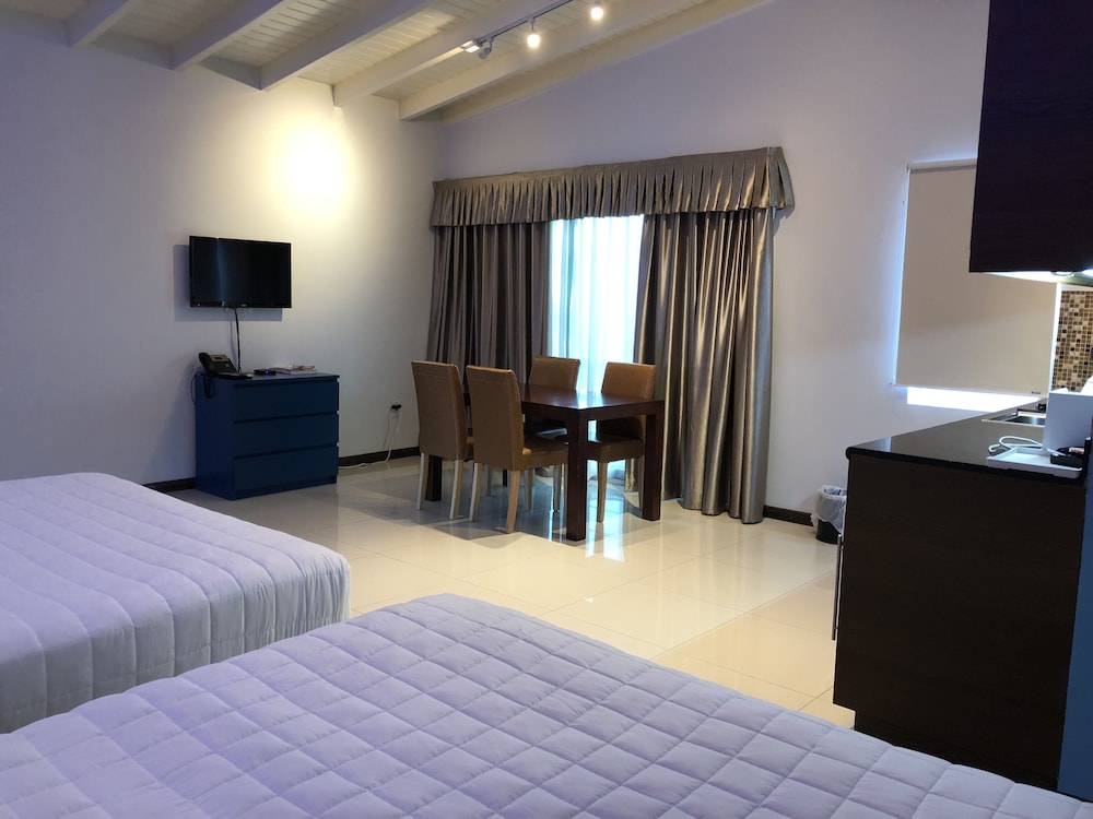 Quints Travelers Inn 20/64