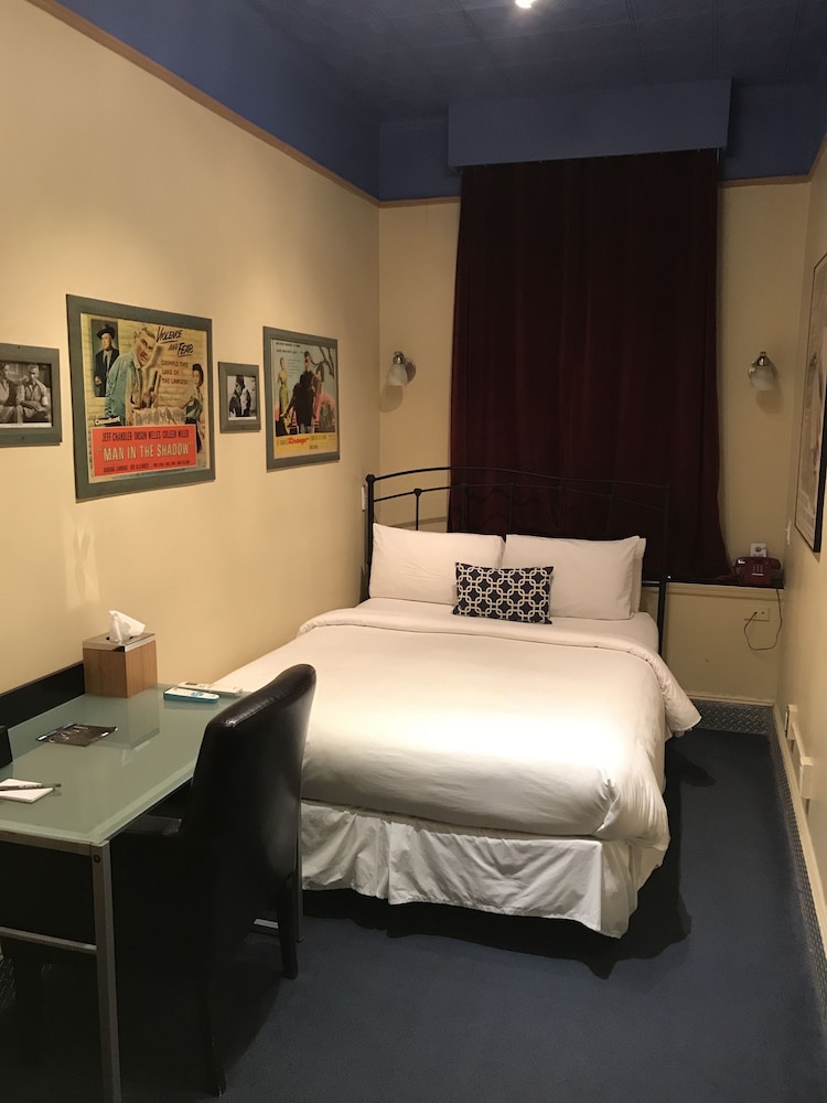 Chelsea Pines Inn 26/77