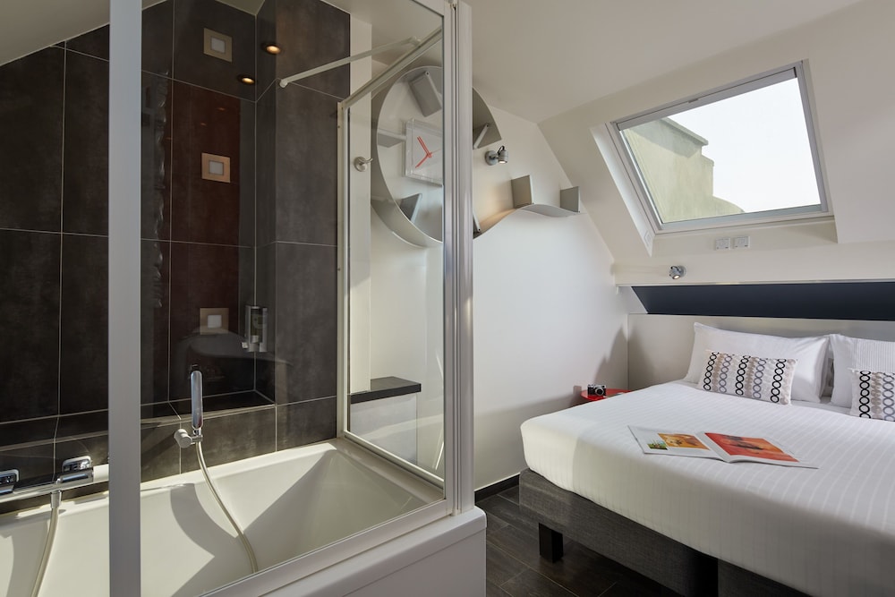 UNE AUTRE CHAMBRE 45/50