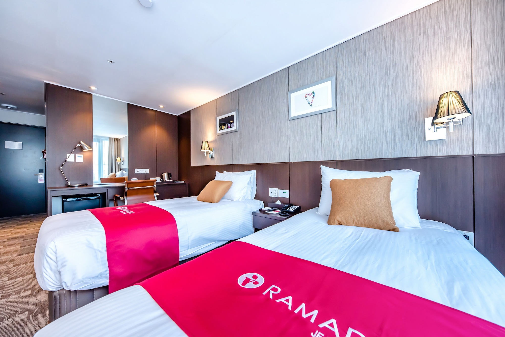 ROOM, TWIN BEDS