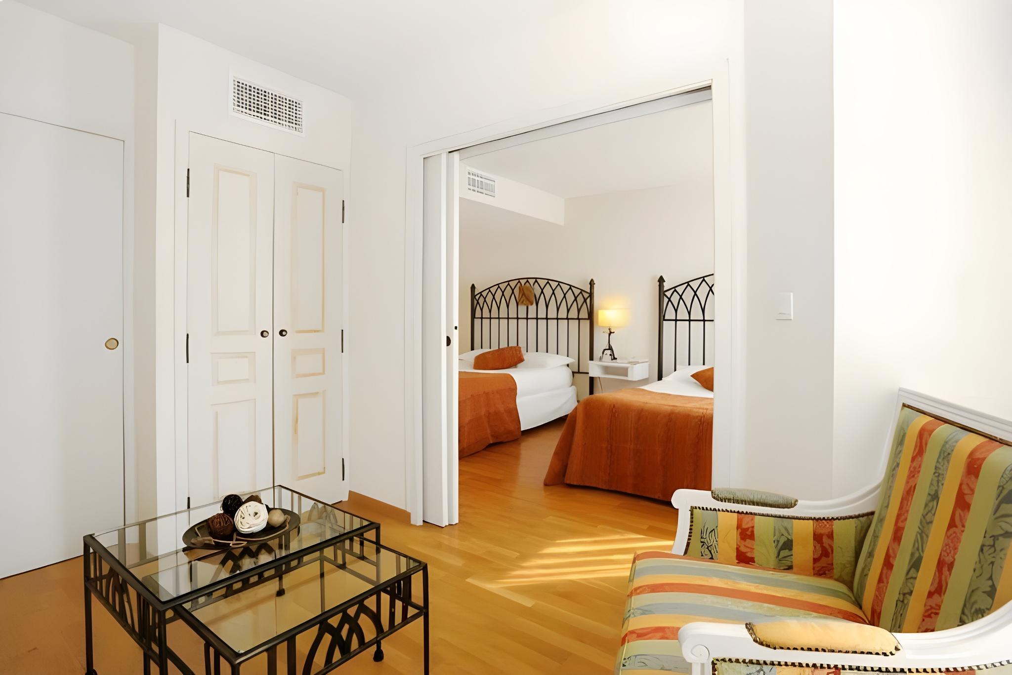 غرفة بسريرين منفصلين