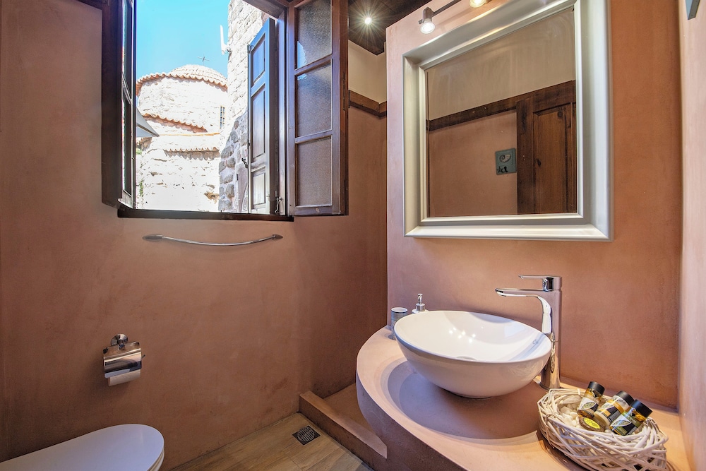 Saint Artemios Boutique 44/47