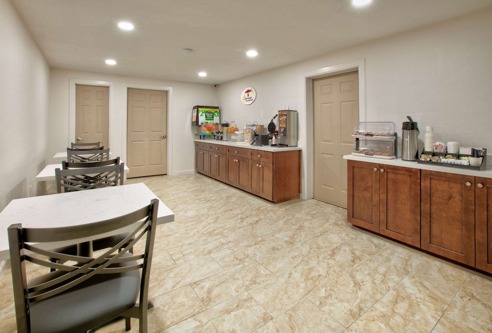 Super 8 by Wyndham Victoria TX 14/20