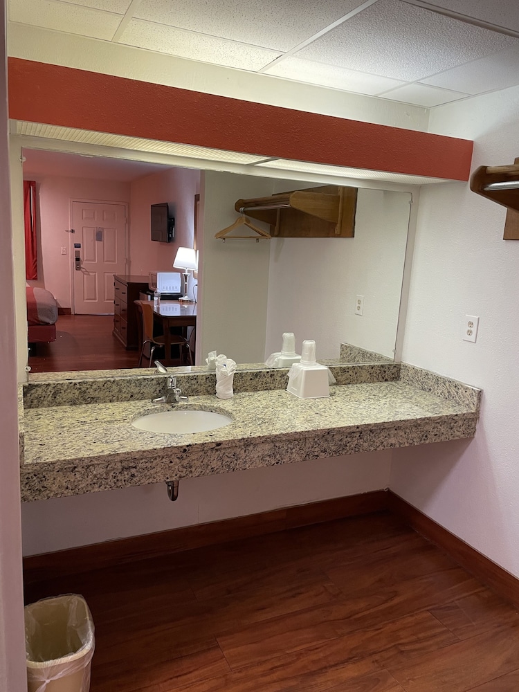 Motel6 Pooler, GA - Savannah Airport 50/50