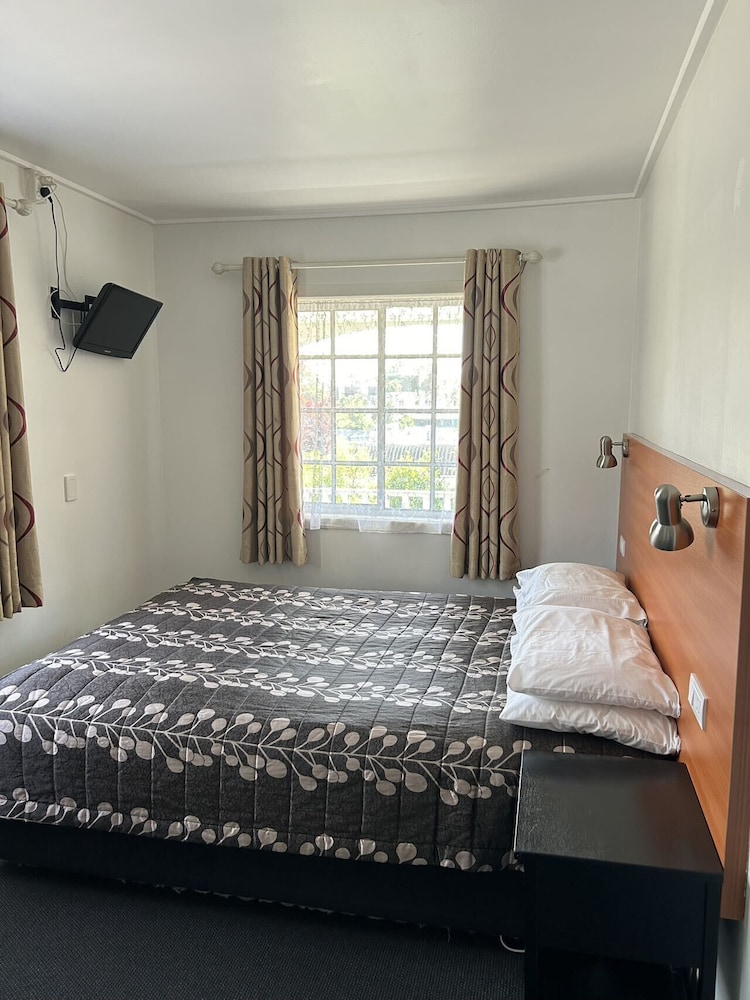 Tudor Motor Lodge 14/47