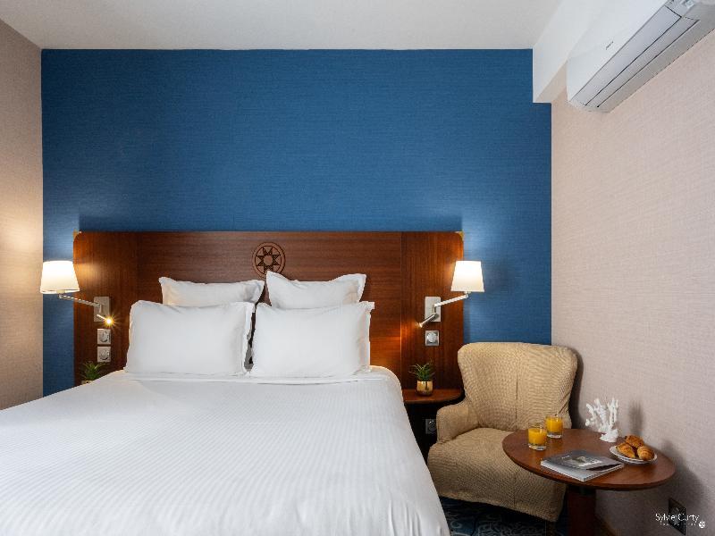 Discovery, Double Bed, Pool View