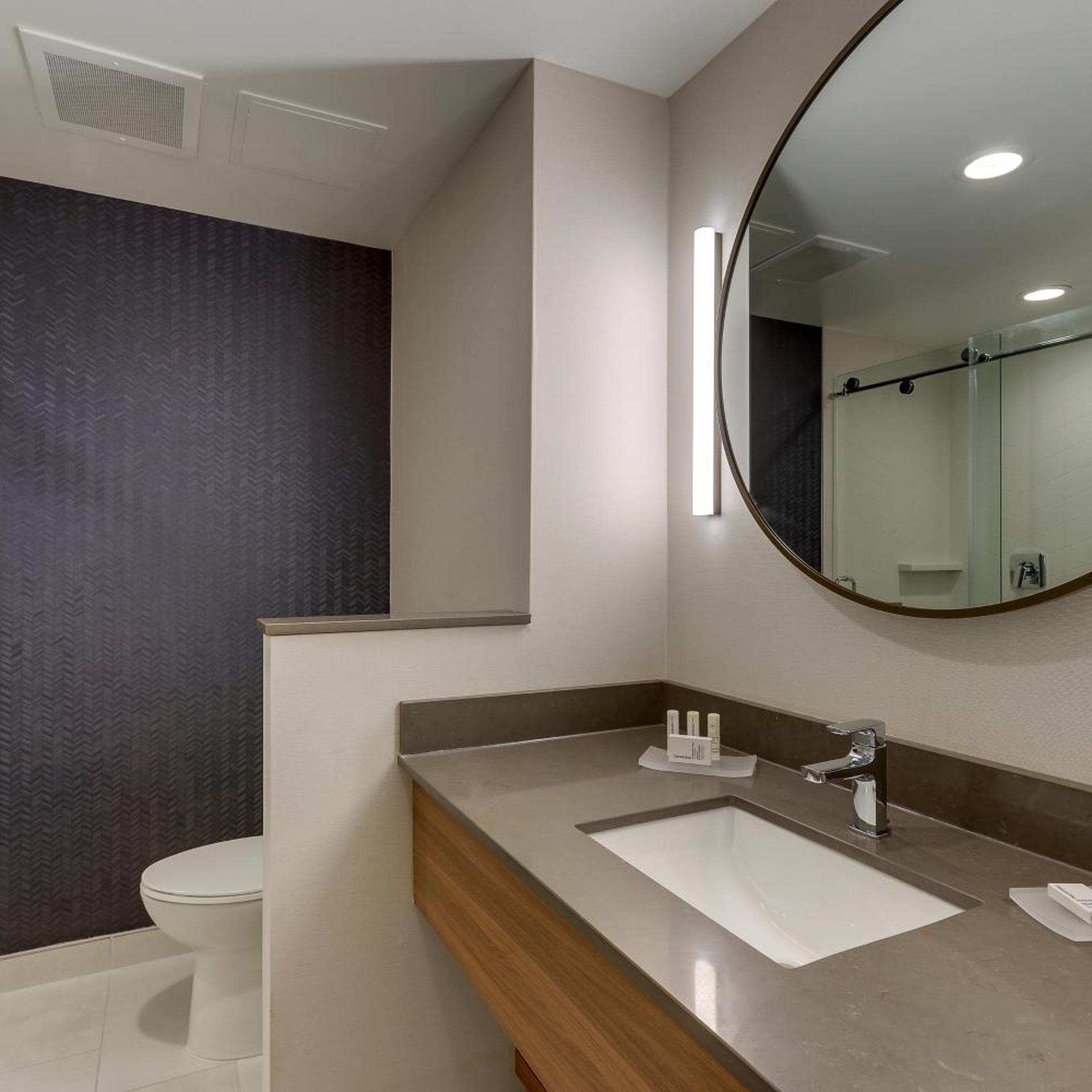 جناح تنفيذي بسرير كينج مع أريكة، Fairfield Inn & Suites by Marriott Asheville Weaverville 6/8