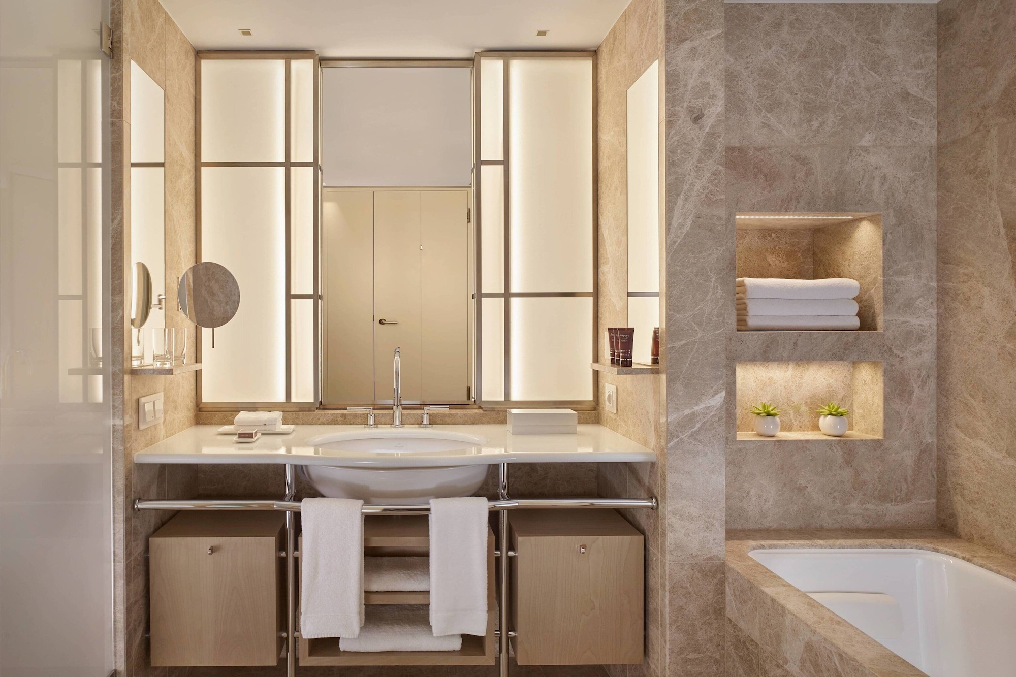 جناح سيغنتشر بسرير كينج، The Ritz-Carlton Wolfsburg 6/6