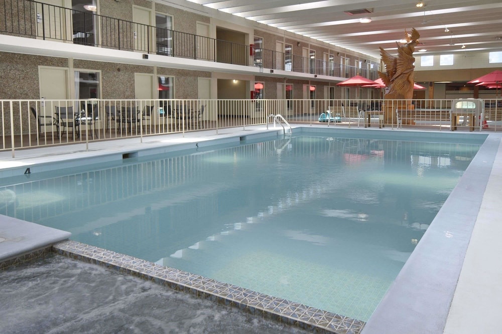 Ramada By Wyndham Sterling thumb 4