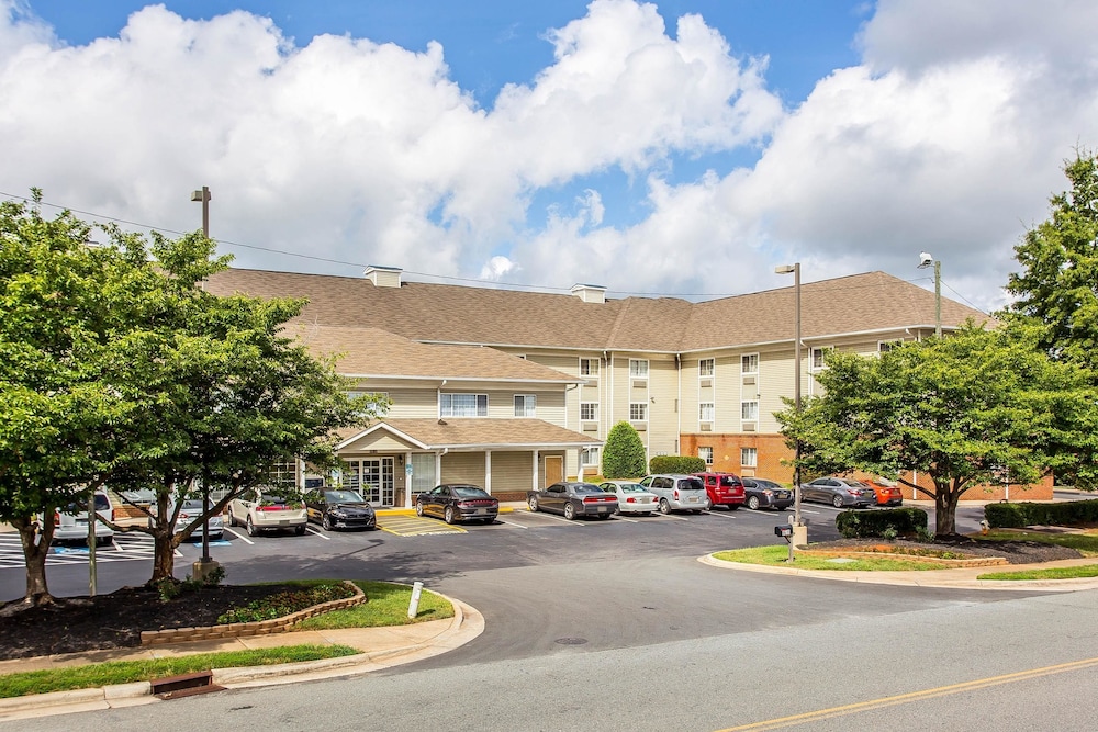 Suburban Studios near University of North Carolina-Charlotte 27/33