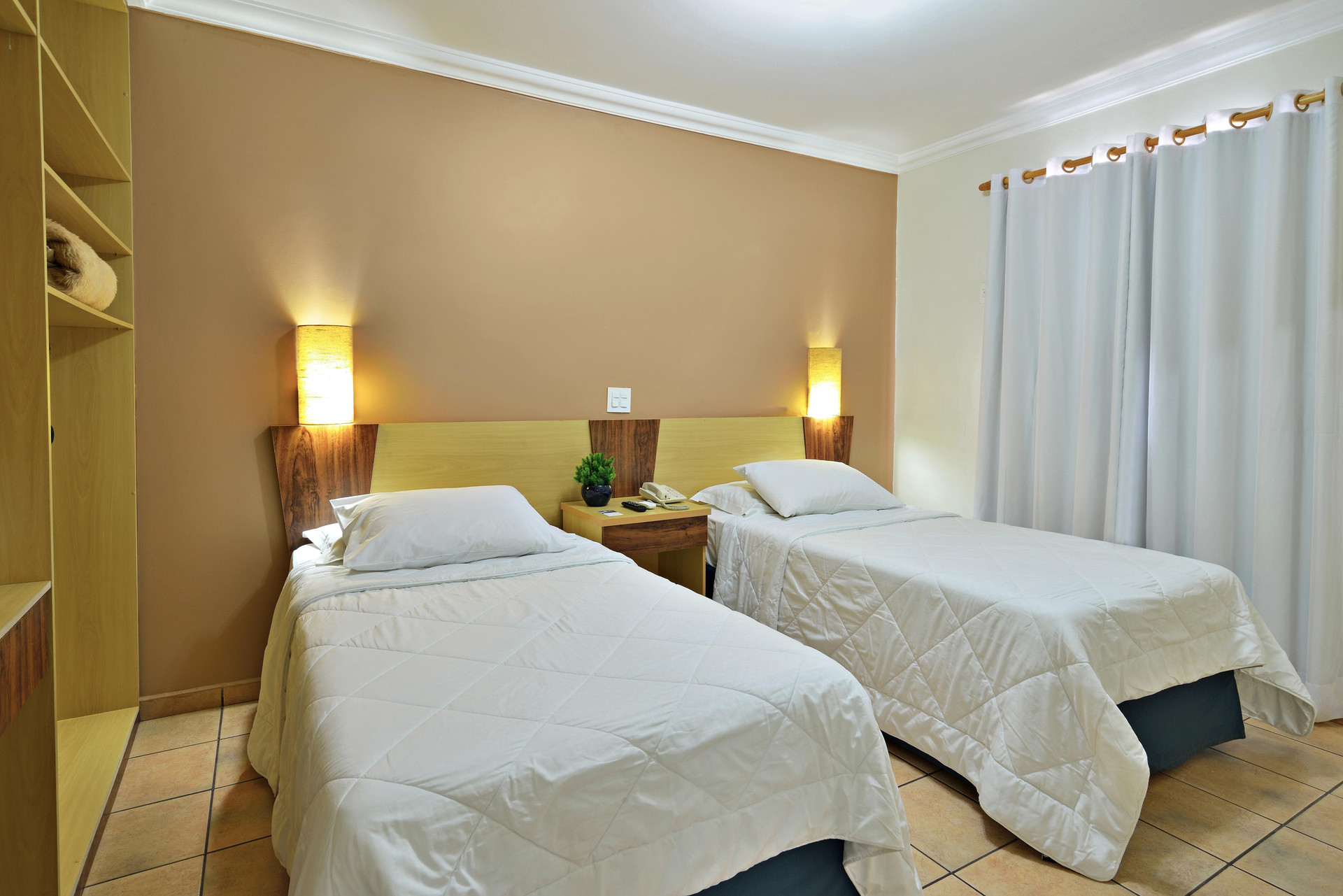 Deluxe, Twin Beds, Street View