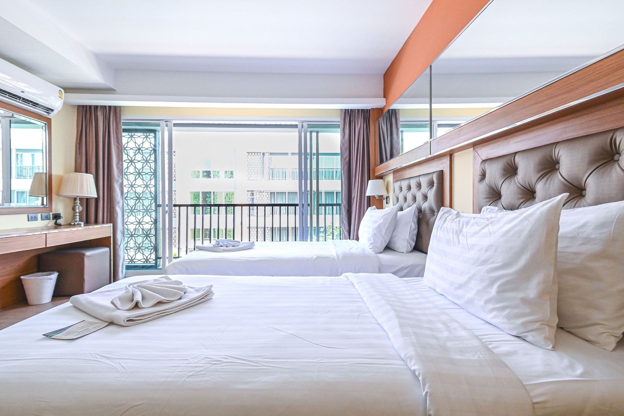 DELUXE, DOUBLE OR TWIN BED, POOL VIEW
