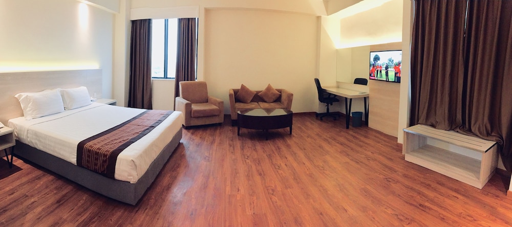 CRYSTAL CROWN HOTEL 22/62