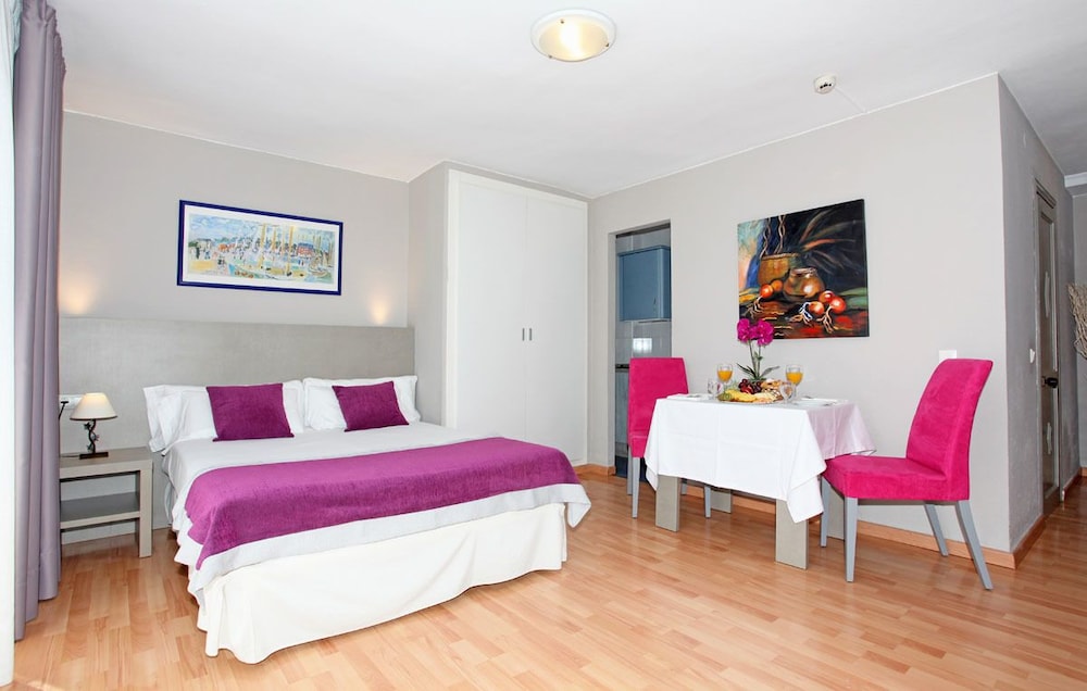 Studio, Kitchenette