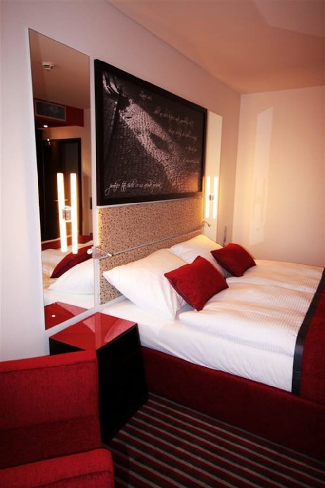 Red And Blue Design Hotel Prague 24/57