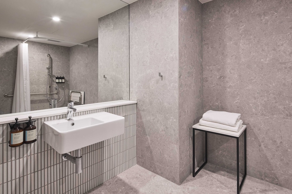 CITY, QUEEN BED, ACCESSIBLE