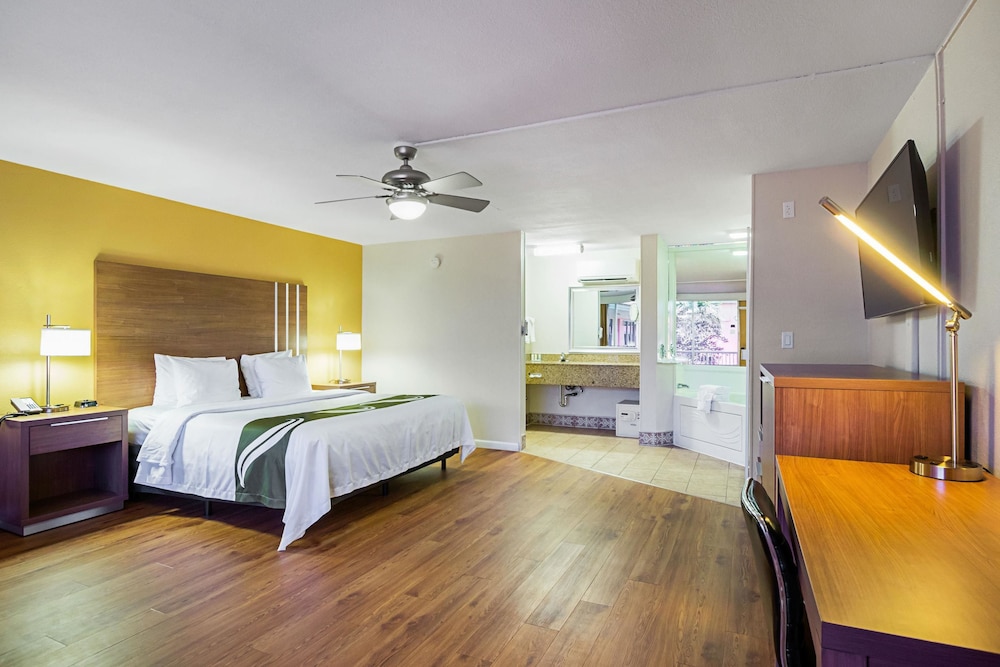 Quality Inn and Suites Airport Cruise Port Hollywood 28/55