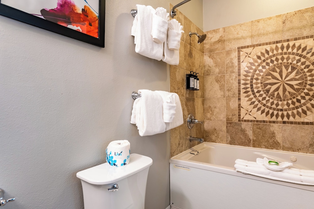 Spa, Deluxe, King Bed, Sofa، Inn at the Prom 5/5