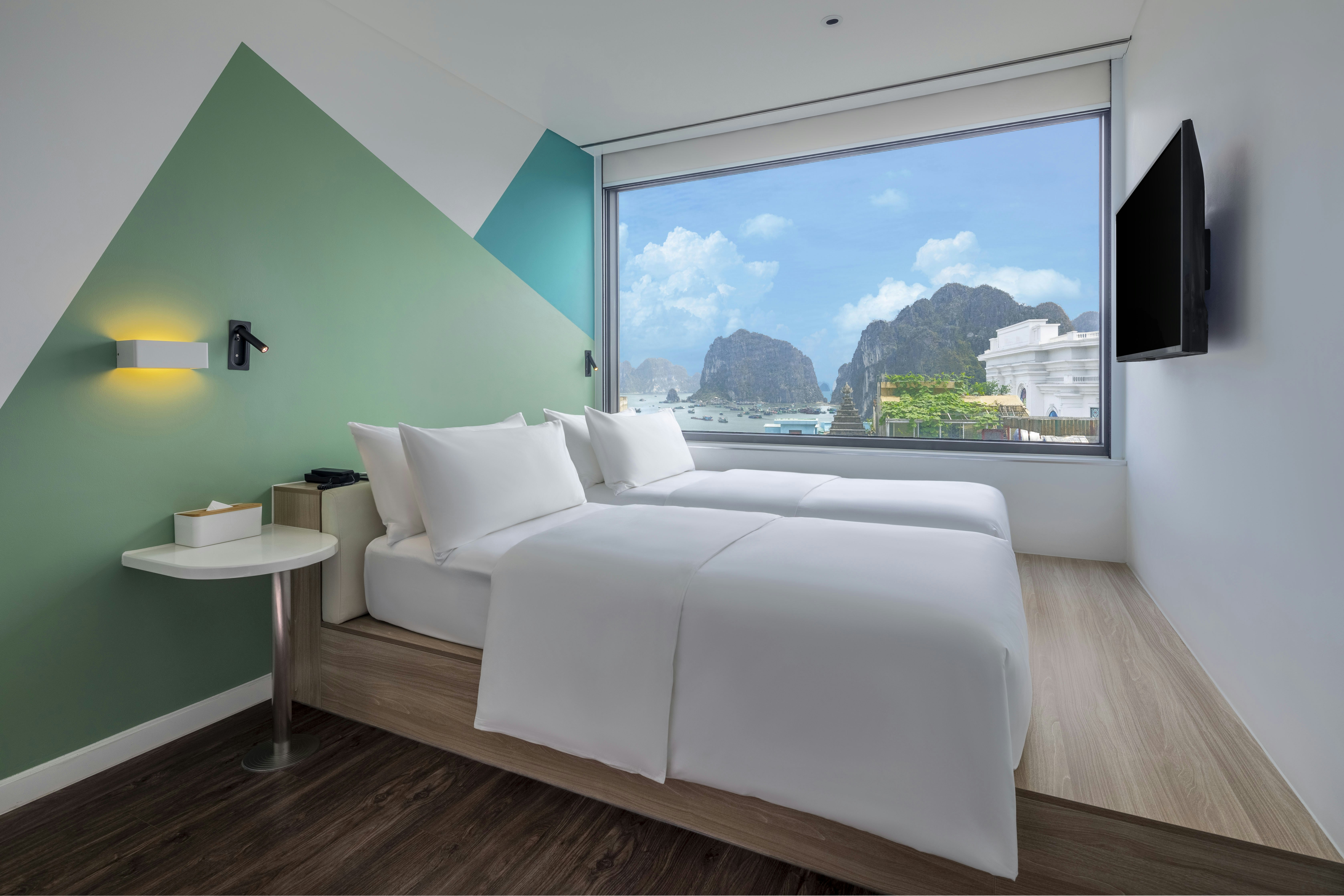 Room, Twin Beds, Bay View