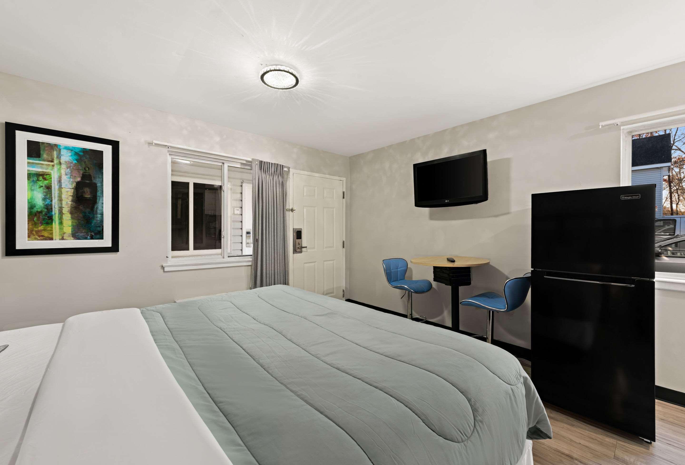ROOM, KING BED