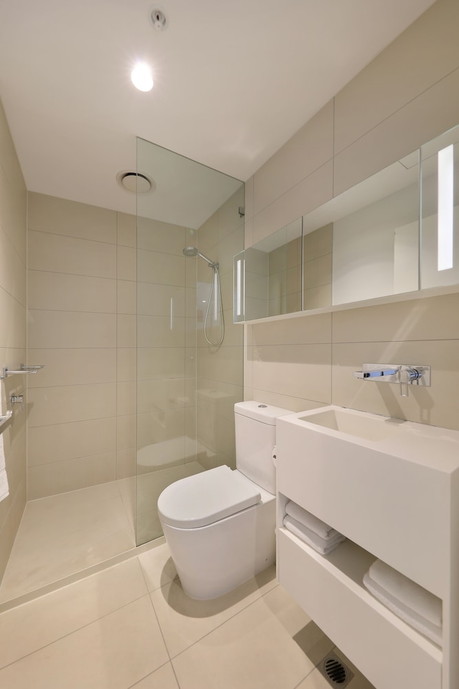 The Canvas Apartment Hotel 31/33