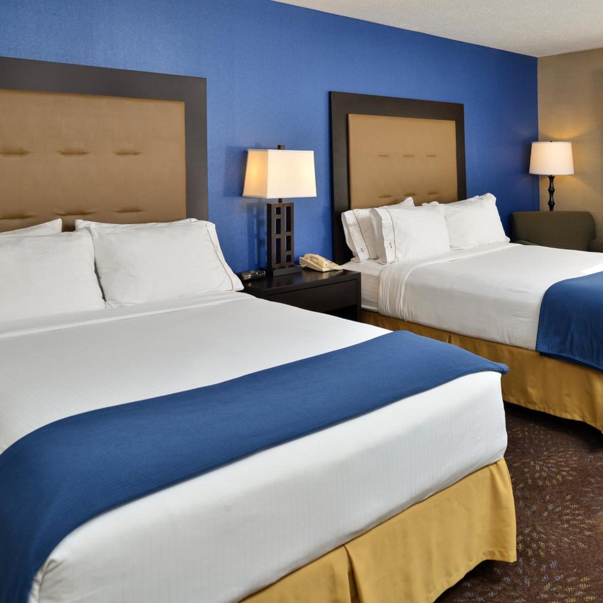 غرفة قياسية بسريرين كوين بحوض استحمام لذوي الإعاقة، Holiday Inn Express Hotel Suites Charlotte 3/6