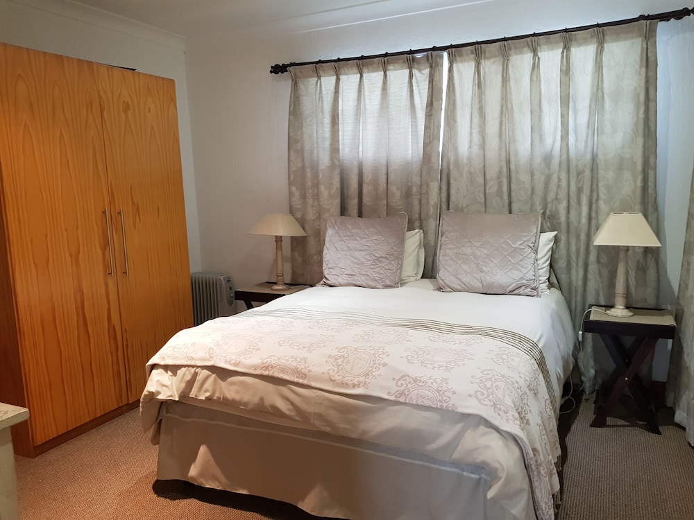 Six Valk Avenue Self Catering Guest House 14/50