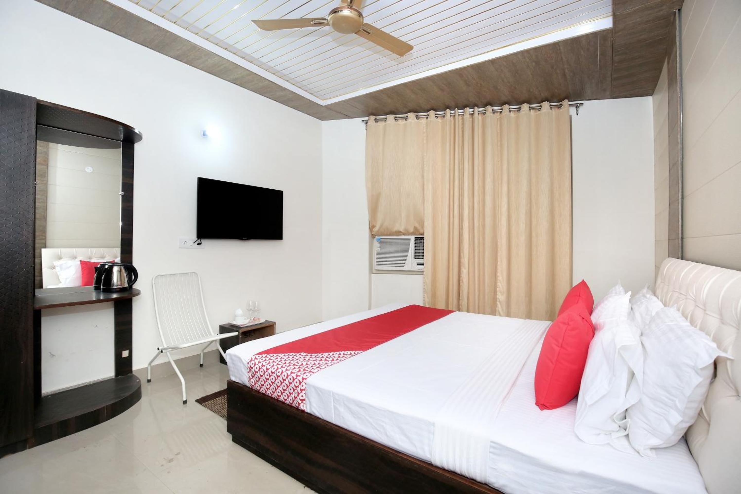 Oyo 13368 Hotel Gold Star 4/35