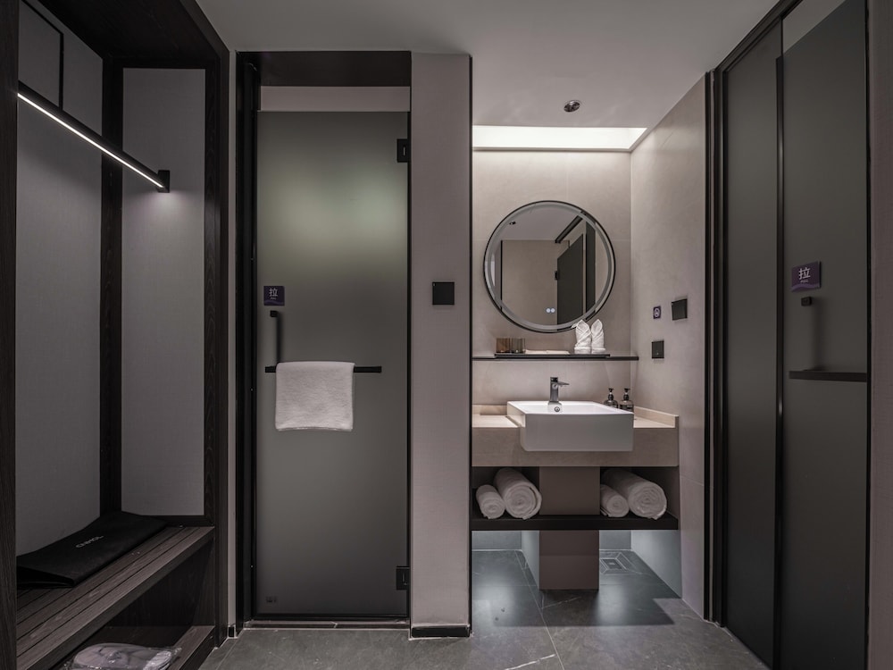 CNHOL RADIENT HOTEL (Shenzhen International Convention and Exhibition Center Branch) 41/42