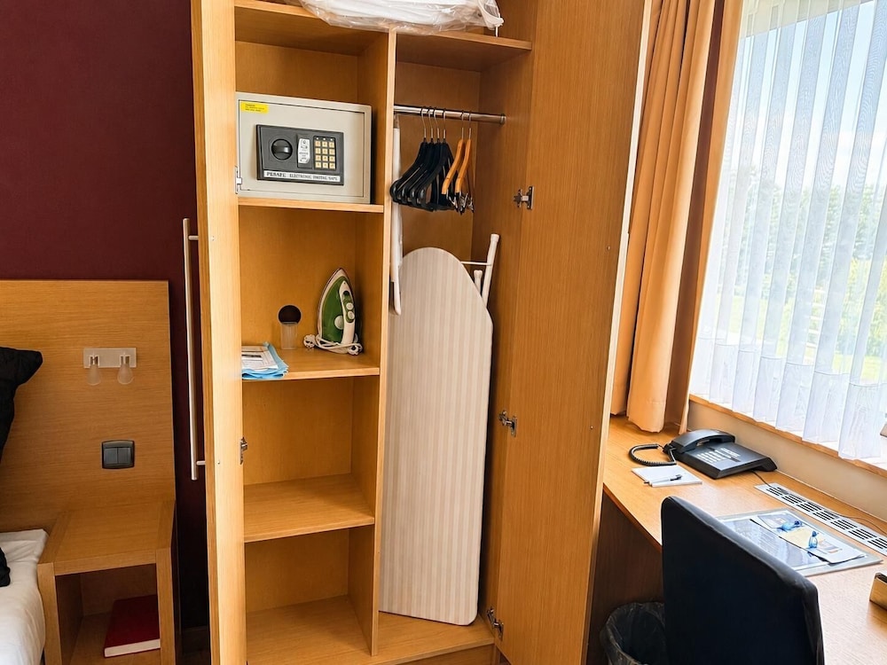BEST WESTERN AXIS HOTEL 53/53