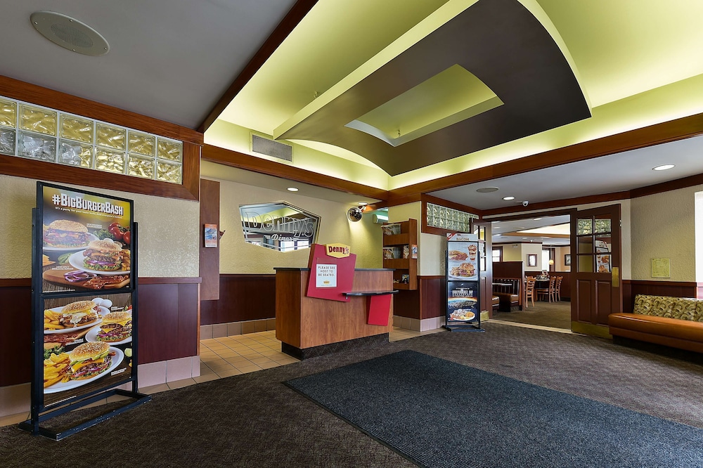 Howard Johnson Plaza by Wyndham by the Falls / Niagara Falls 11/50