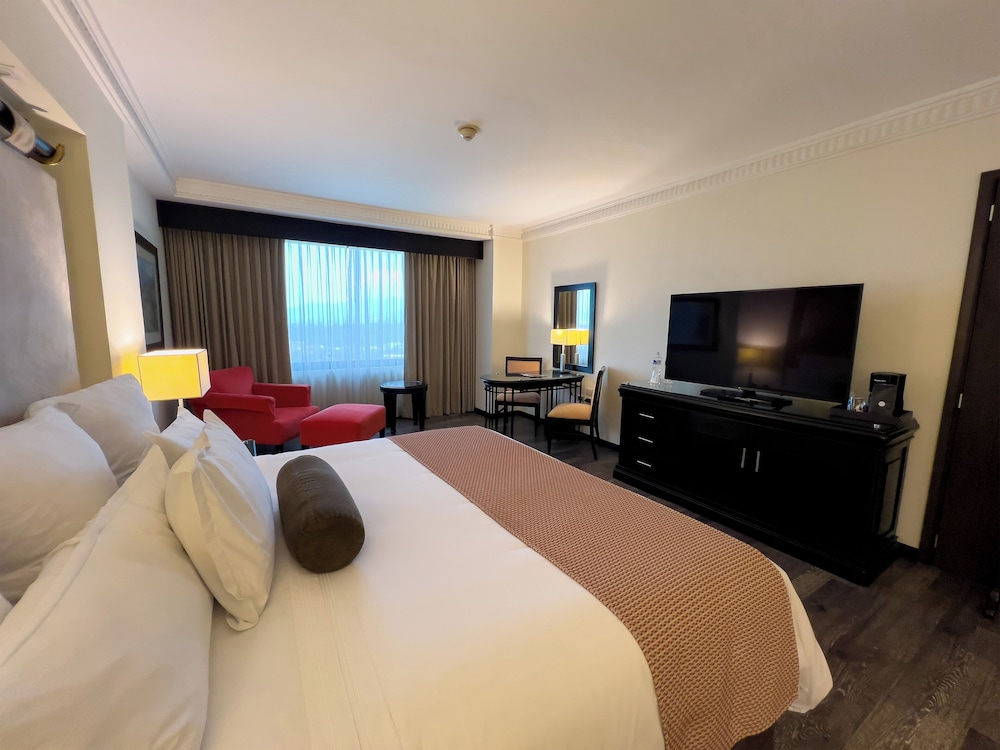 BUSINESS, KING BED, ADULT ONLY, LOUNGE ACCESS