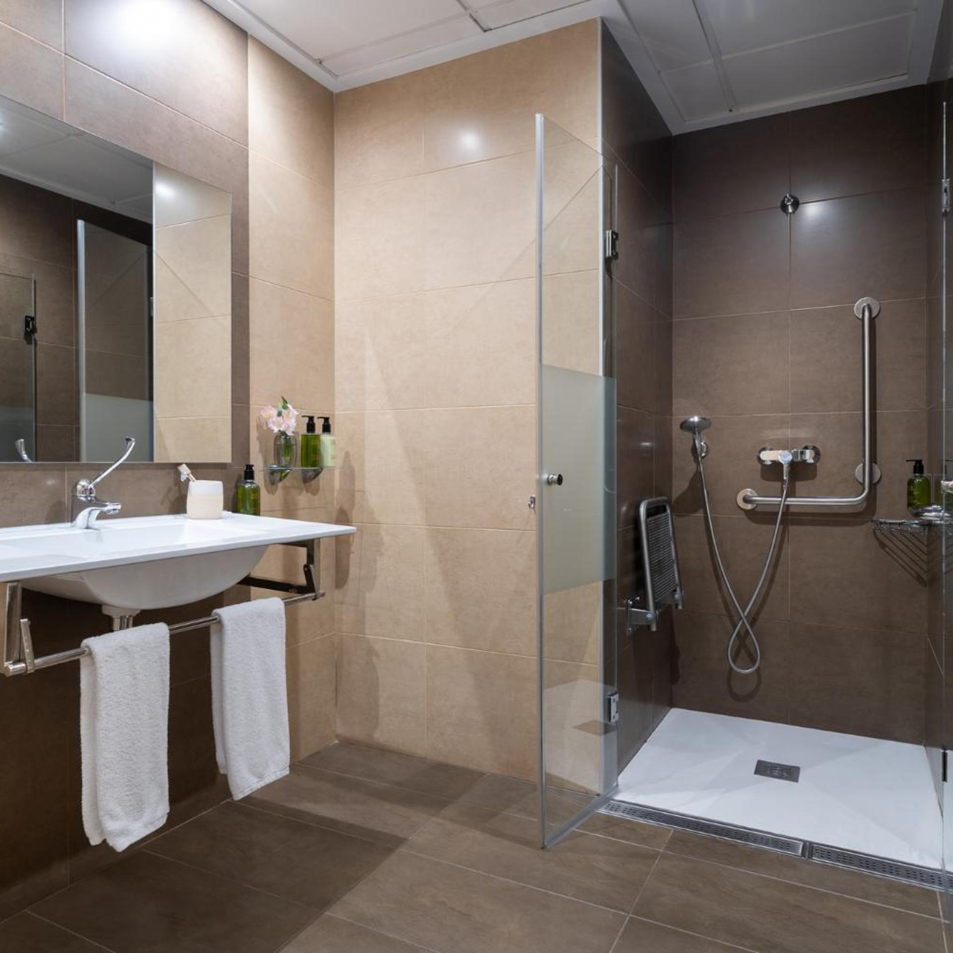 غرفة بسريرين منفصلين لذوي الإعاقة، Helios Hotel 6/8