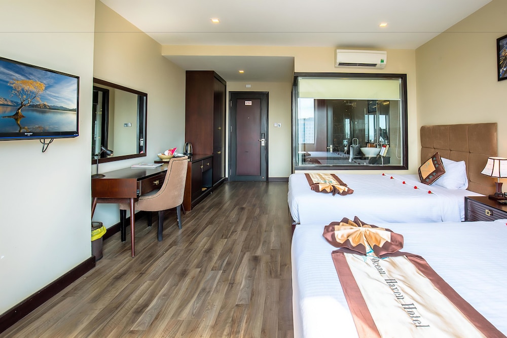 DELUXE, SINGLE, 2 DOUBLE BEDS, CITY VIEW