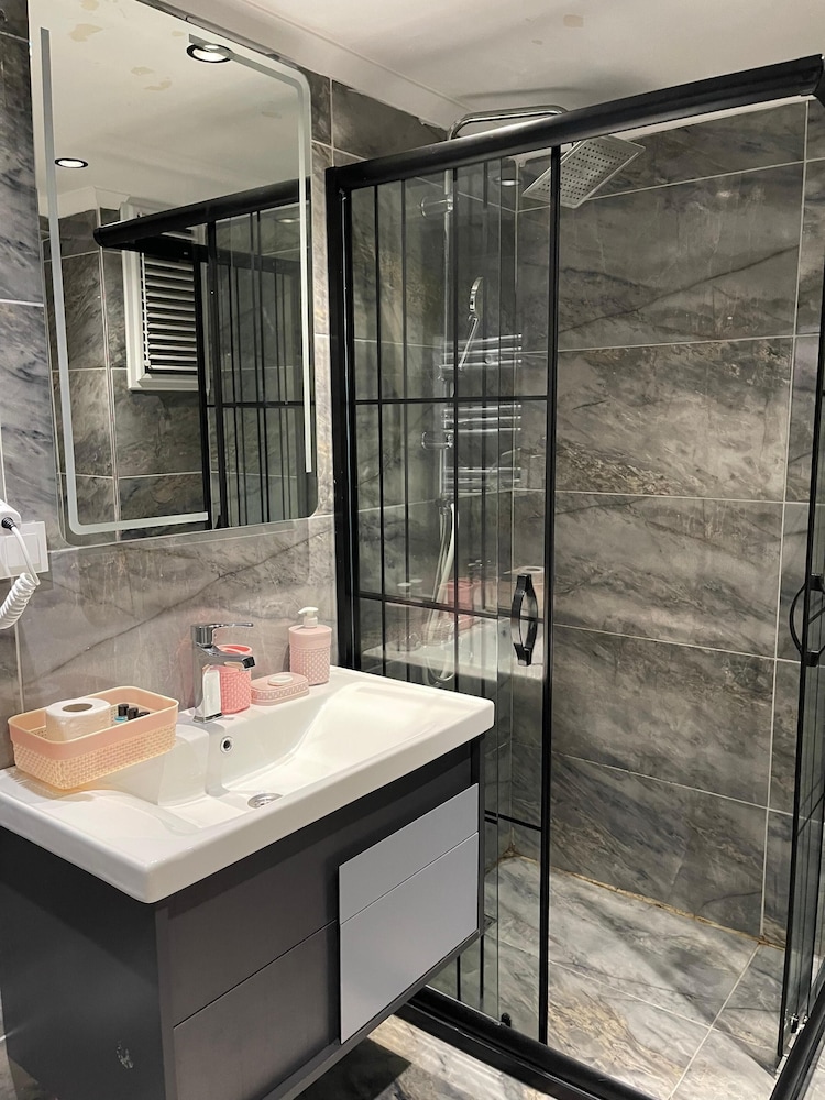 Aymira Suites 38/40