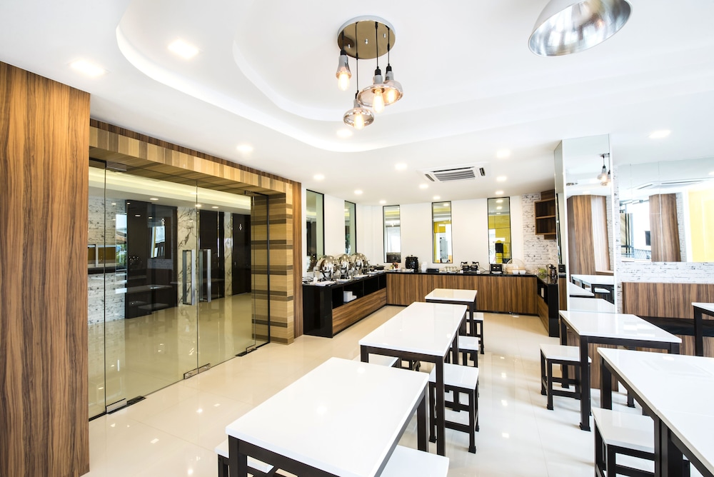 The Circle Hotel 59/64
