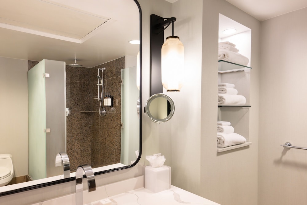 غرفة بسرير كينج وسرير كوين، Hotel 1000 Seattle 5/7