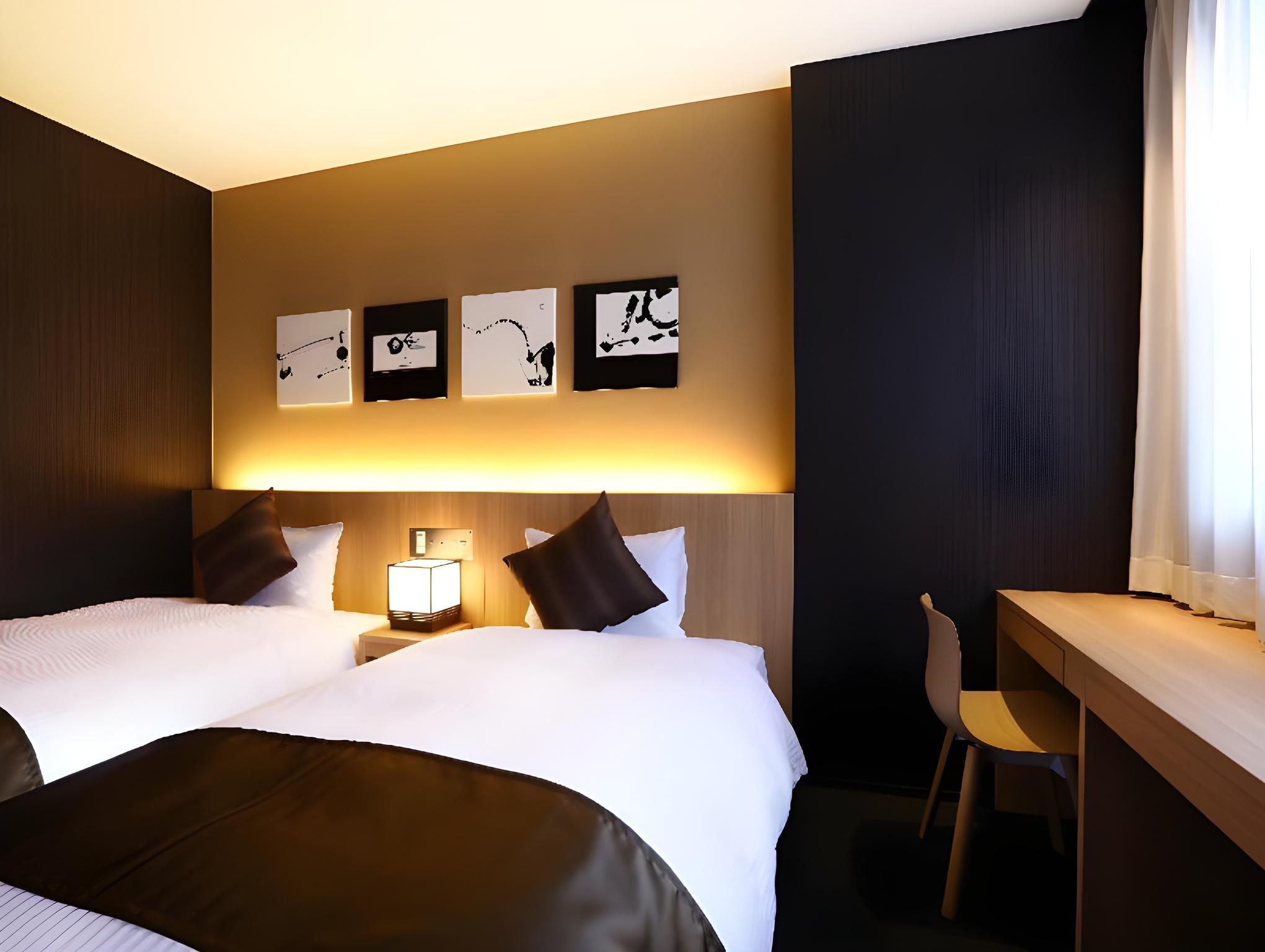 ROOM, TWIN BEDS