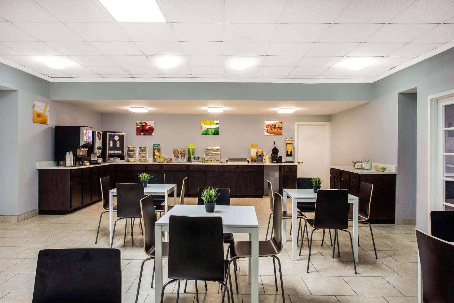 Quality Inn and Suites University Area NC 21/31