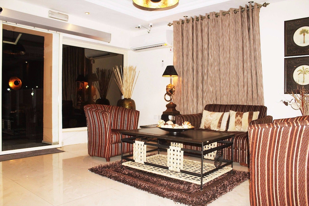 Pearl Gate Hotel 3/50