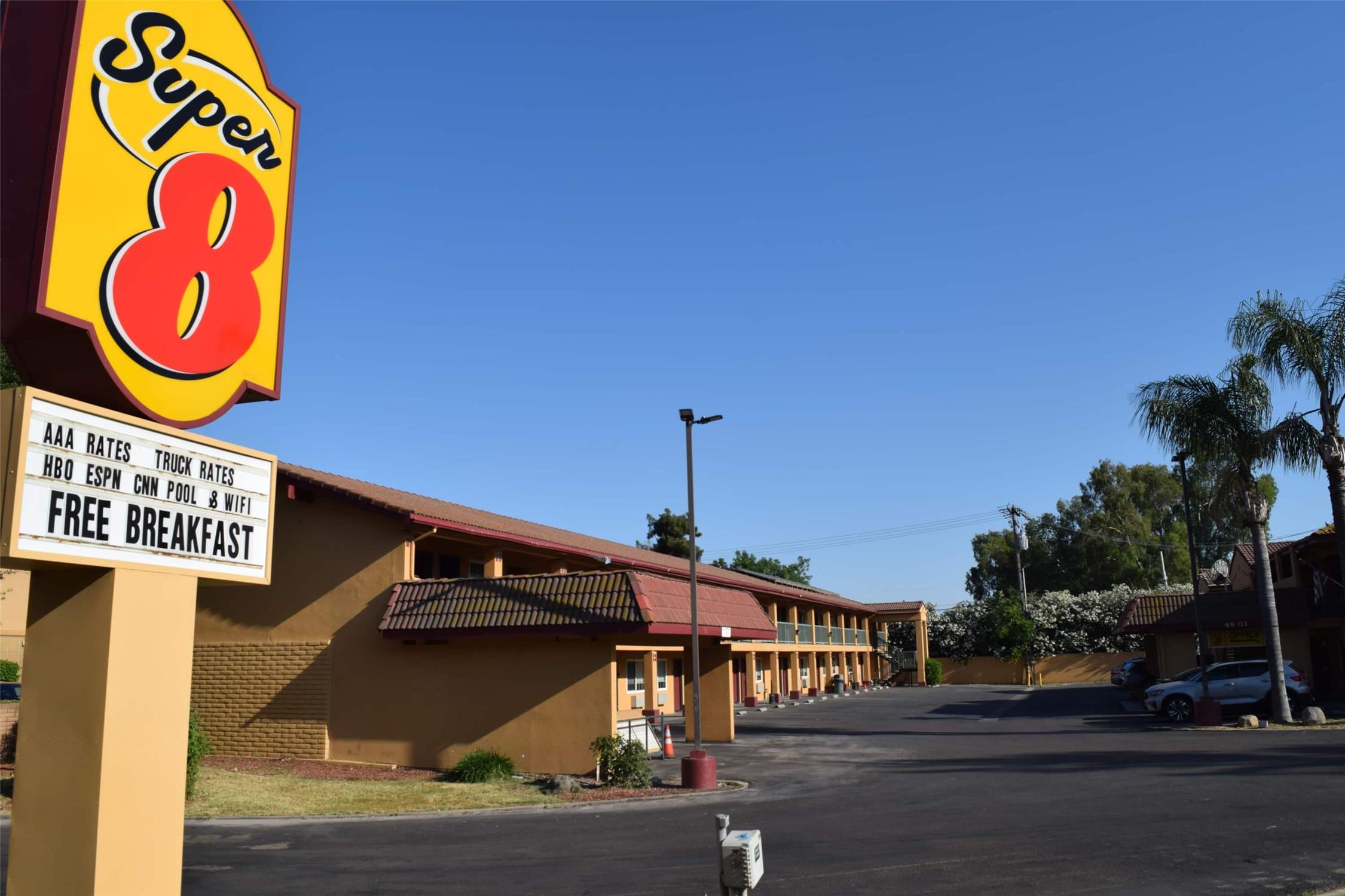 Super 8 By Wyndham Visalia 24/26