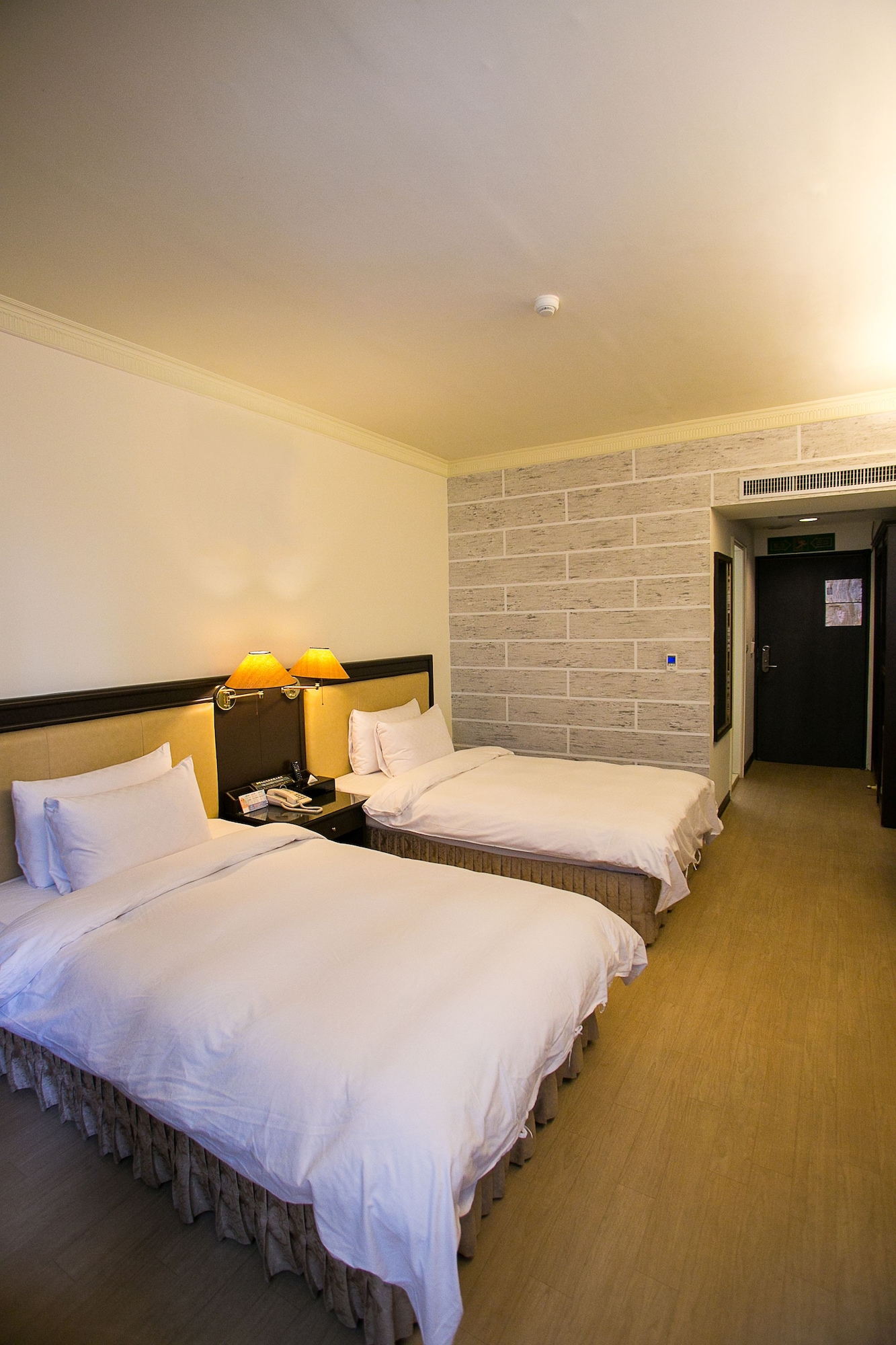DELUXE, TWIN BEDS