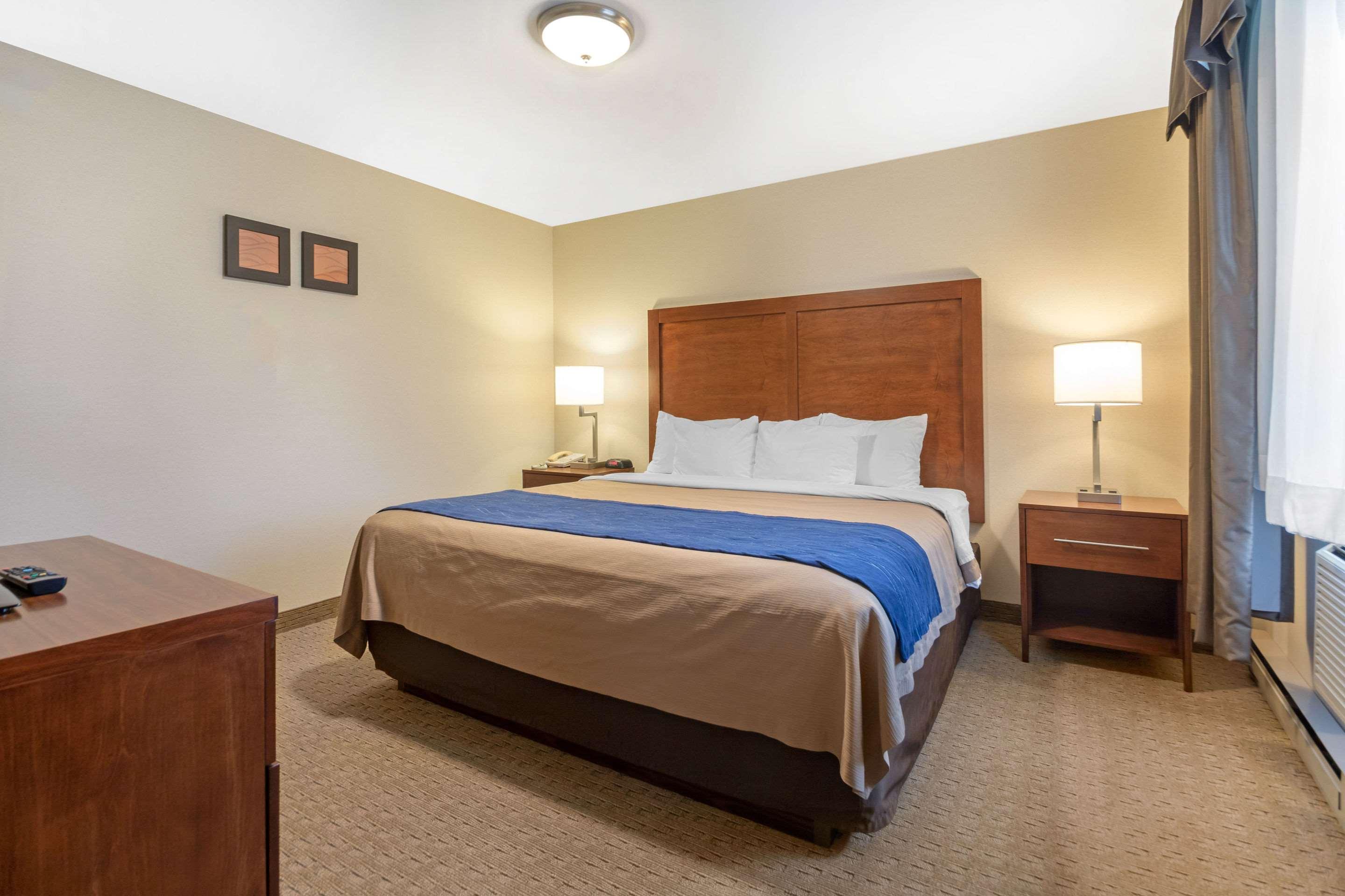 Upgrade, Suite, 1 King and 2 Queen Beds