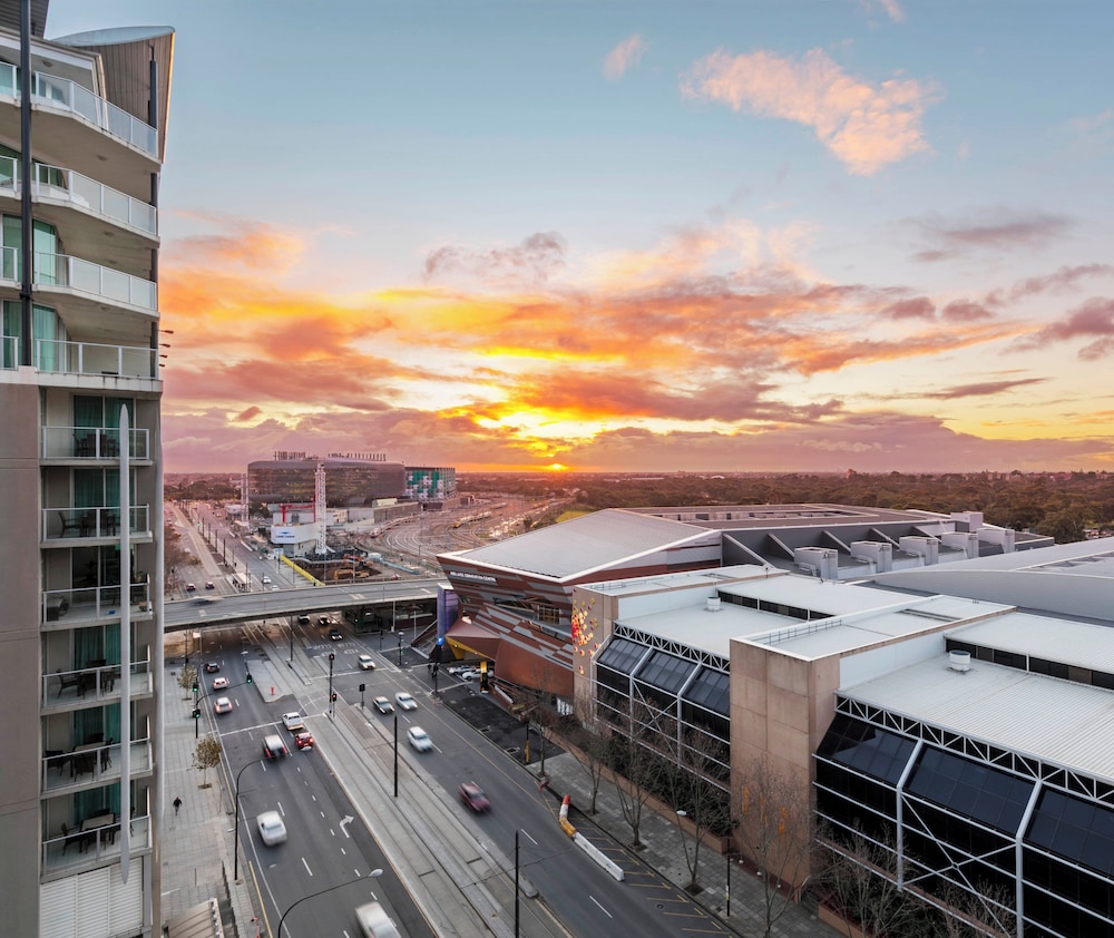 Oaks Adelaide Horizons Suites 66/70
