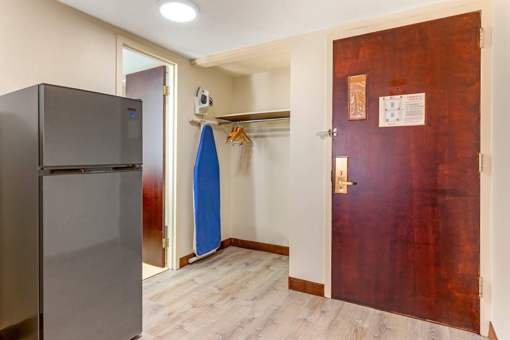 MainStay Suites Lansing West 6/37