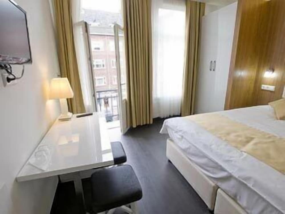 ROOM, DOUBLE BED